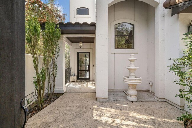Building Photo - 13803 Lakeview Dr