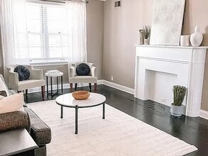 Building Photo - 925 S Hanley Rd