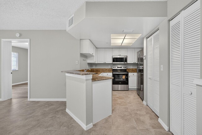 Building Photo - 1100 Crestwood Ct S