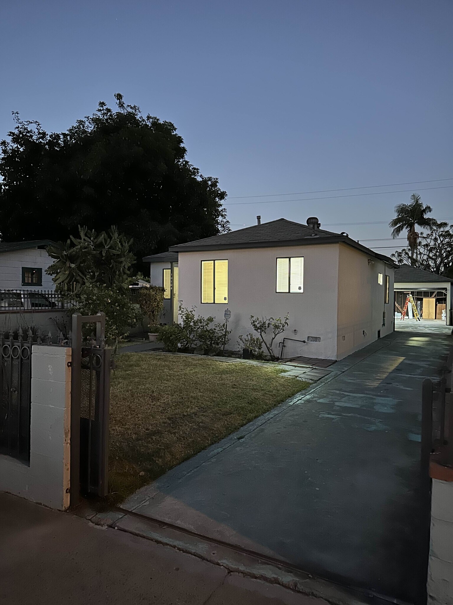 Driveway (View 1) - 10104 Dorothy Ave