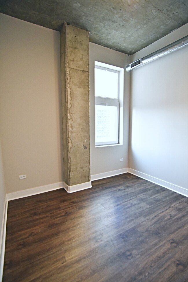 Building Photo - 3833 N Broadway