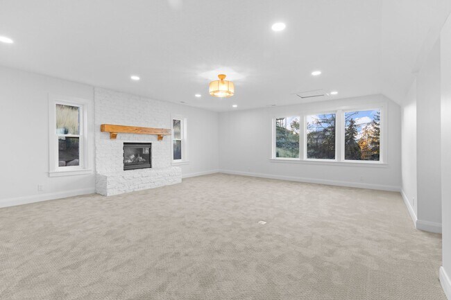 Building Photo - Elevated 5-Bedroom Home in Sandy, UT with Mountain Views!