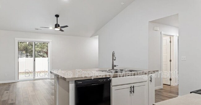 Building Photo - 3949 N Amberwood Ave