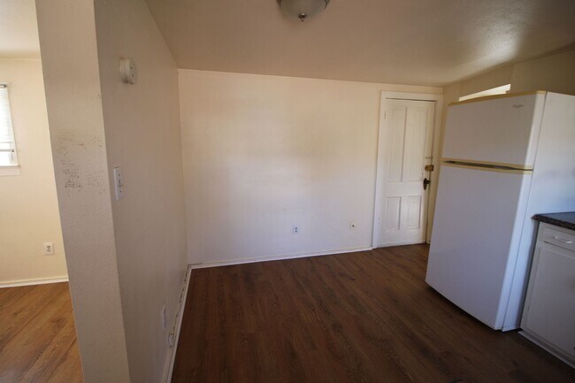 Building Photo - 831 Midland Ave