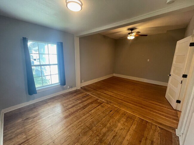 Building Photo - Woodlawn Gem!!