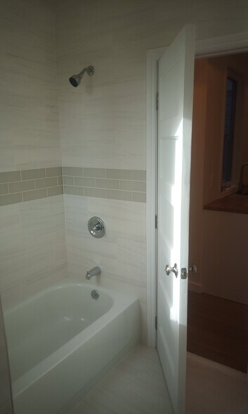Bath 2A - 516 Natoma St