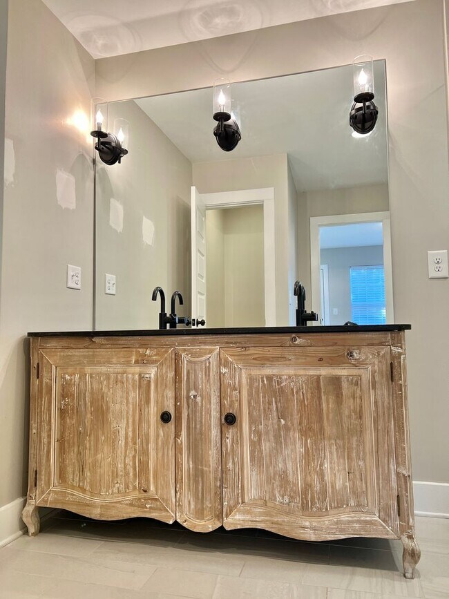 Building Photo - Updated 3 Bed, 2 Bath Cottage in Heart of Lockeland Springs w/ 1 Car Garage