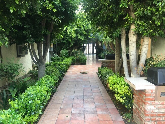 Building Photo - Gorgeous Remodeled 2 Beds + 2 Bath Condo i...