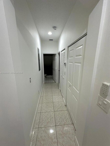 Building Photo - 4273 NE 10th Ct