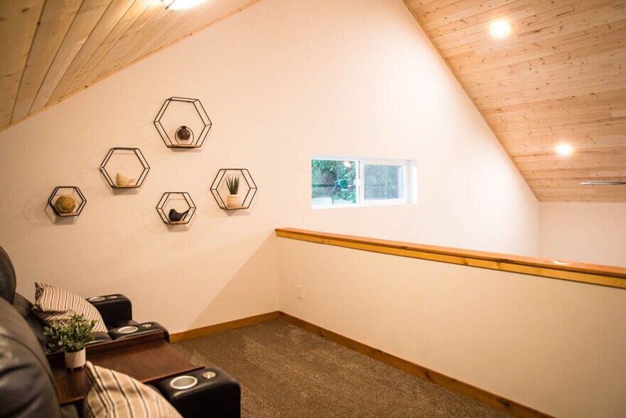 Building Photo - 235 Paradise Dr