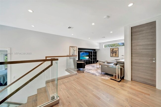 Building Photo - 544 N Victoria Park Rd