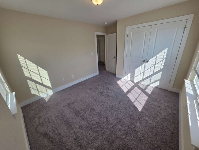 Building Photo - "Charming Kernersville Townhouse: Spacious 3-Bedroom Retreat with 2.5 Baths on Eastfall Street!"