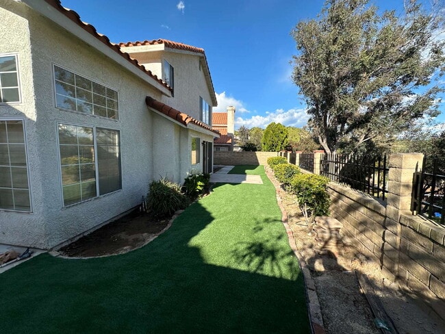 Building Photo - Charming Castaic Home Available 4/7/26