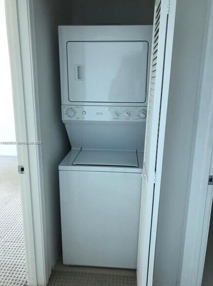 Building Photo - 950 Brickell Bay Dr