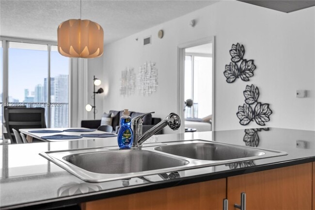 Building Photo - 1750 N Bayshore Dr