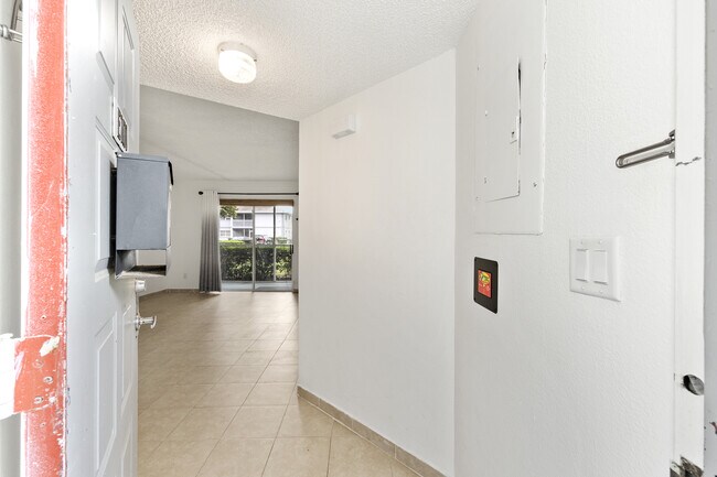 Building Photo - 588 Fairways Ln