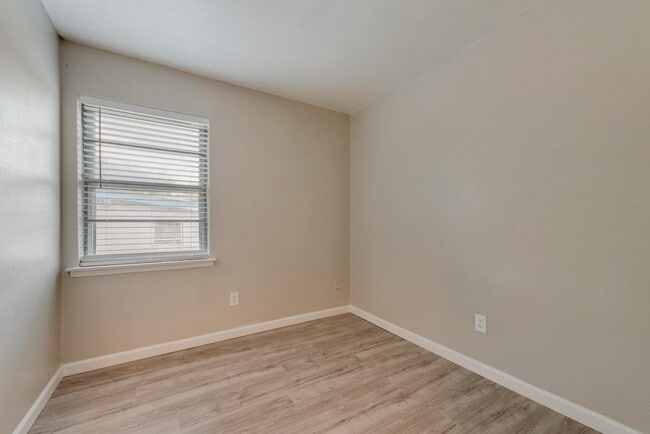 Building Photo - 917 Piedmont Dr