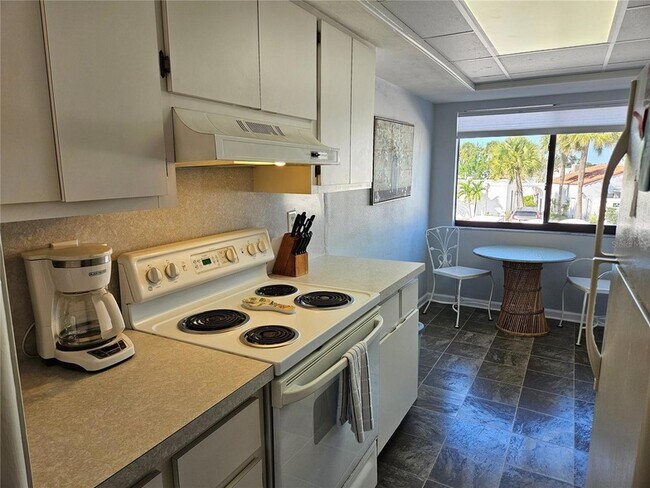 Building Photo - 1555 Tarpon Center Dr