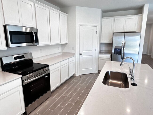 Building Photo - Brand New Pristine 4/3 minutes from River ...