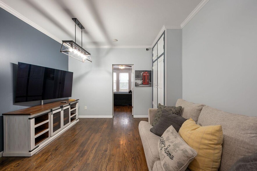 Building Photo - 68 Zabriskie St