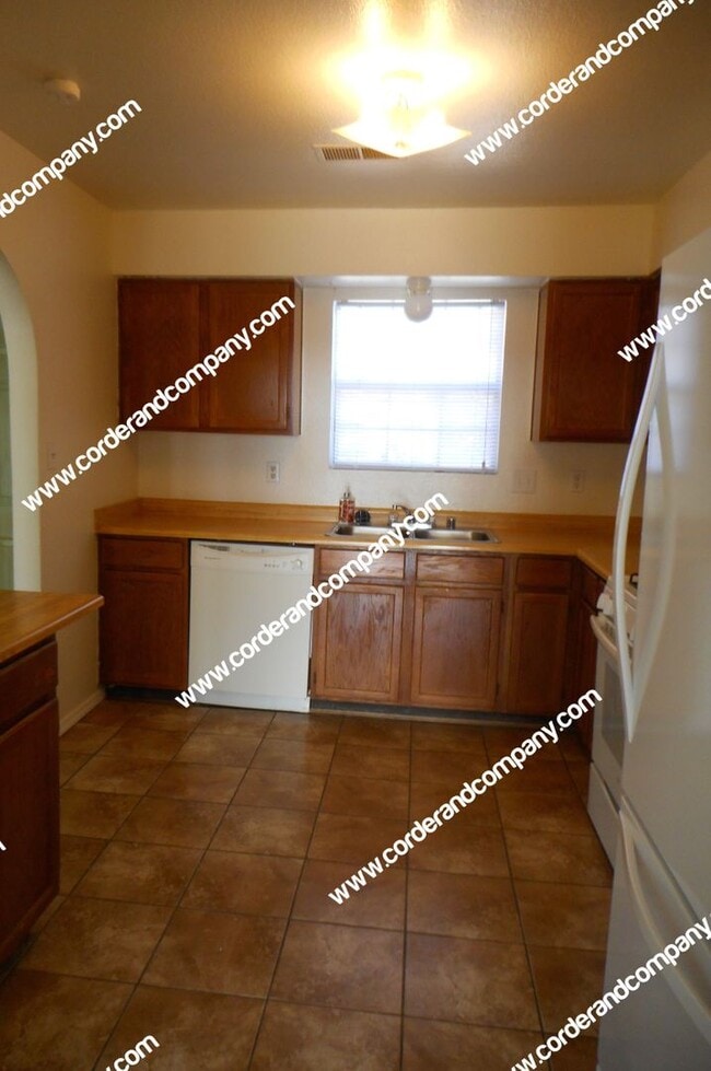 Building Photo - Nice 3 Bedrooms, 1 3/4 Bathroom, 2 Car Gar...