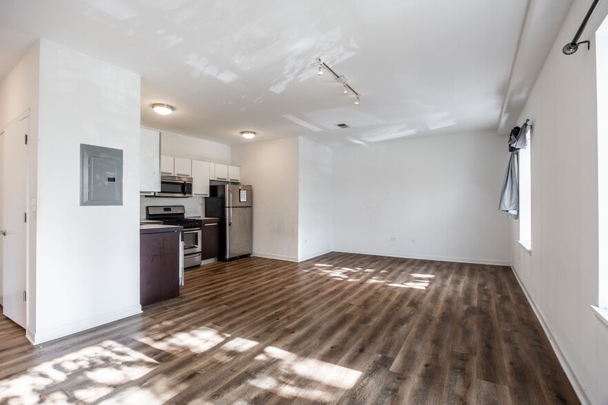 Building Photo - 1542 W Glenlake Ave