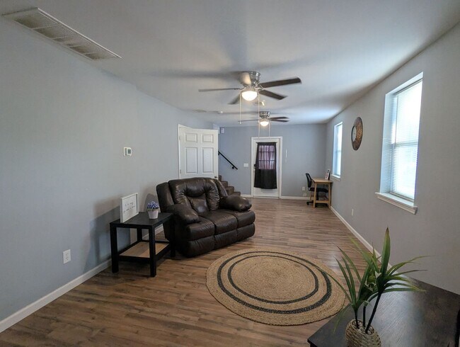Building Photo - Beautifully renovated 3 bedroom furnished ...