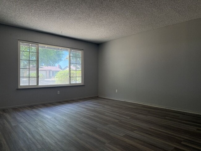 Building Photo - 3 bedroom/2 bathroom home AVAILABLE NOW!!!!