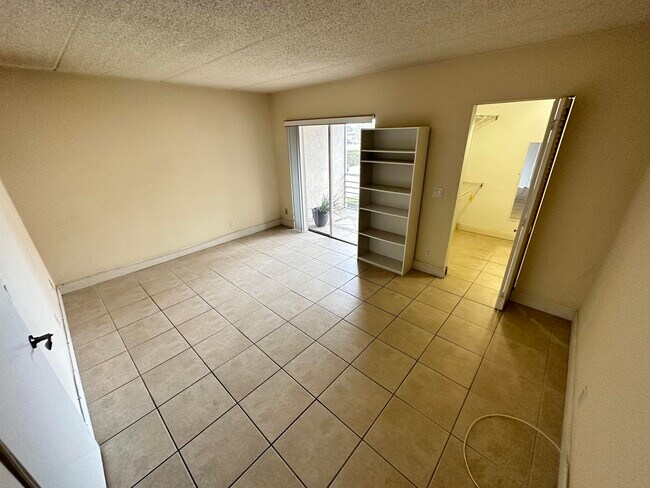 Building Photo - 600 Village Green Ct