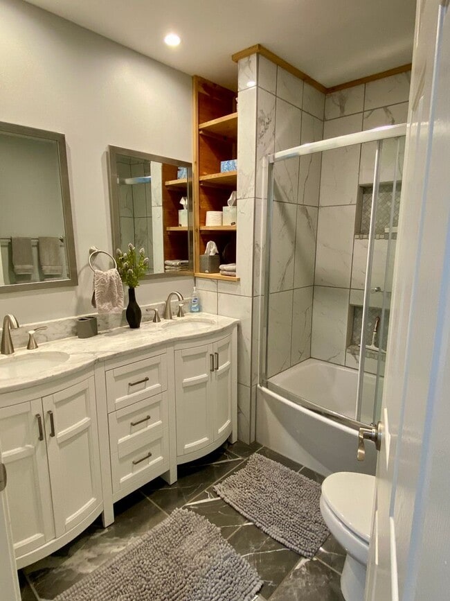 Building Photo - Holiday Rental for 90 Days or More! Gated ...