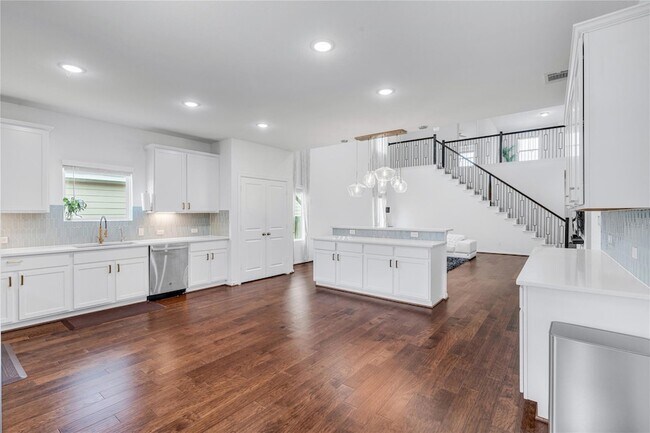 Building Photo - 108 Greenthread Dr