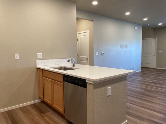 Building Photo - Beautiful Townhome 3-Bedroom / 2.5-Bath Near Walking Trail, Park