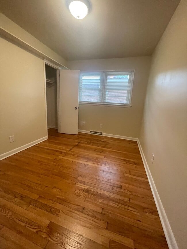 Building Photo - Adorable 3 Bedroom with Updates