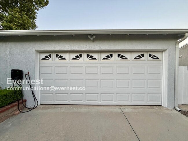 Building Photo - 4932 La Crescenta Ave