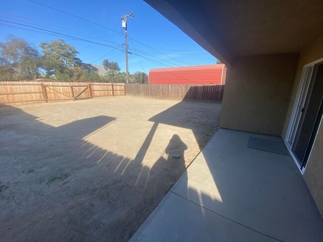 Building Photo - Spacious and New with Solar in Central Hanford