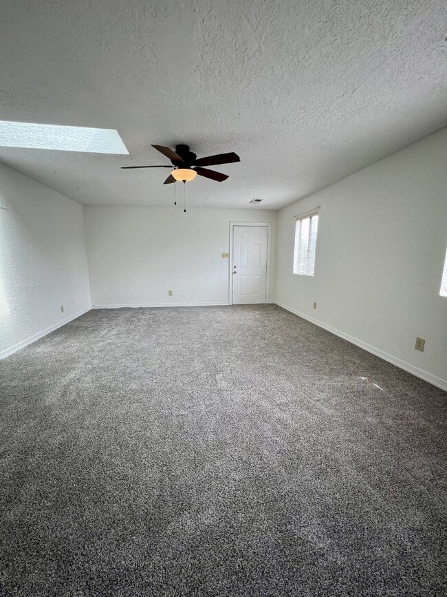 Building Photo - 2 bedroom / 1 bath close to KAFB and I-25 Move-in Special!