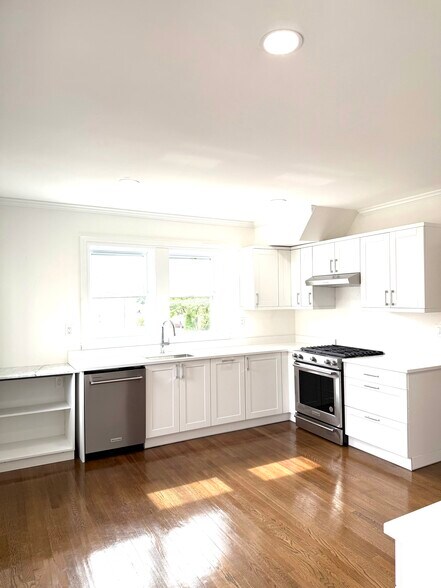 Primary Photo - 109 Spring St