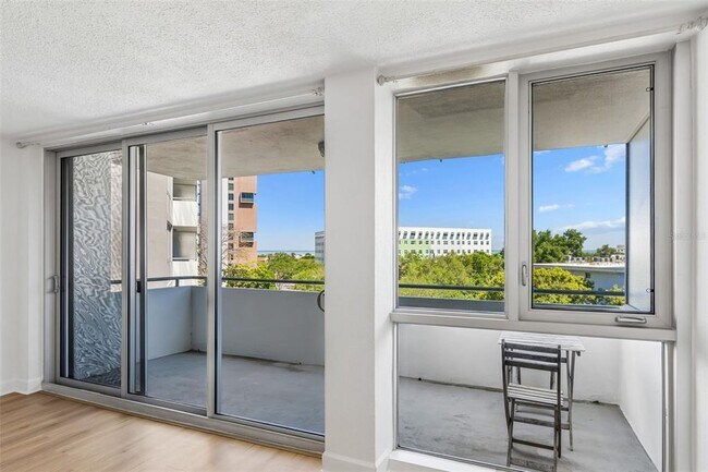 Building Photo - 470 3rd St S