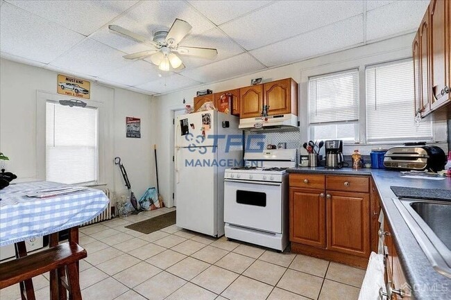 Building Photo - 243 Cedar St