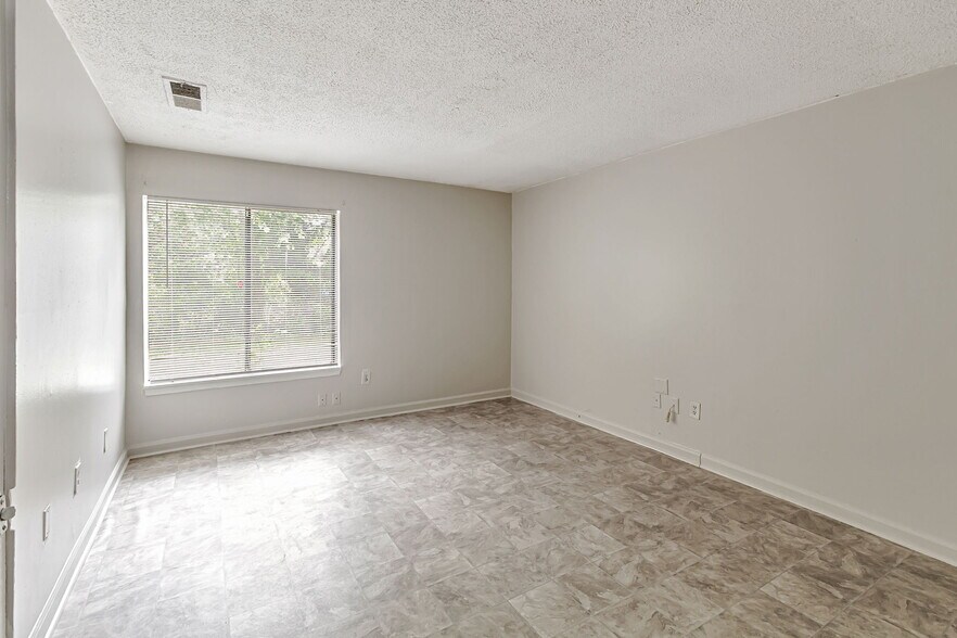 Building Photo - 3575 Oakvale Rd
