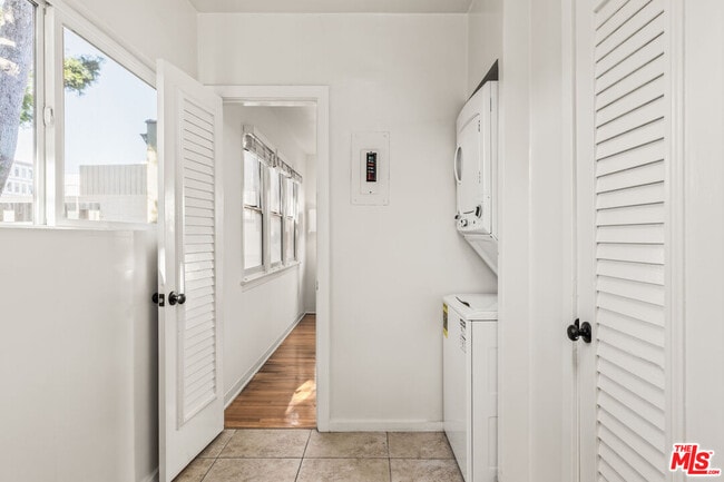 Building Photo - 329 S Reeves Dr