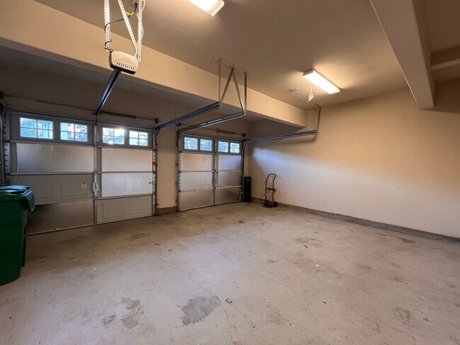 Building Photo - Large Home located in the Gated Community of Dorado in S. Reno