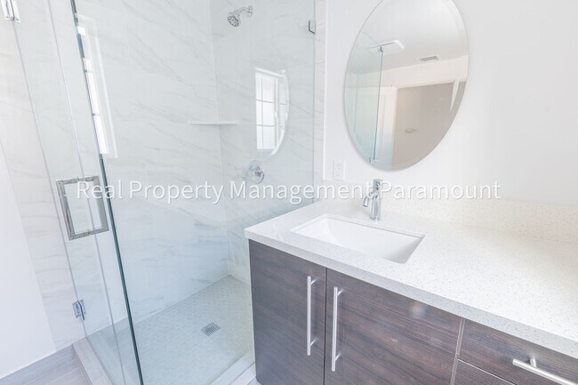 Building Photo - Pool and high ceilings, fully refurbished.