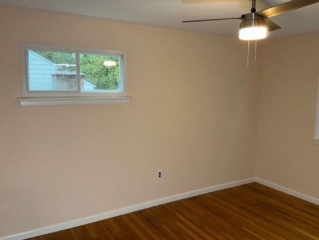 Building Photo - Very well maintained 4BR 2.5BA 5 level spl...