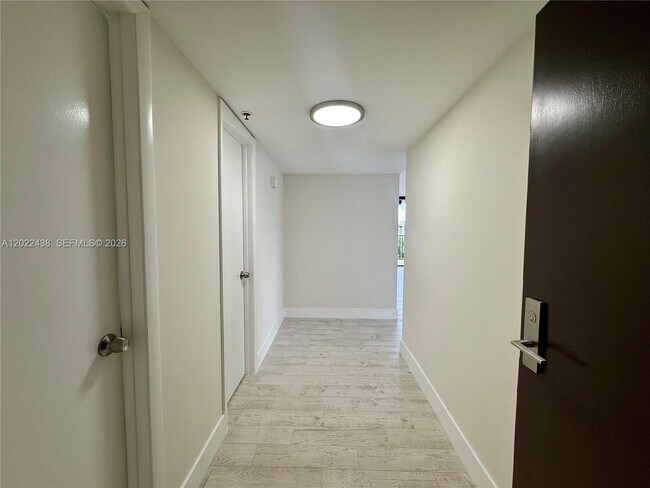 Building Photo - 801 N Venetian Dr