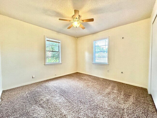Building Photo - Perfectly-placed 2Bedrooms/1Bath home with sunroom in the heart of Deland!