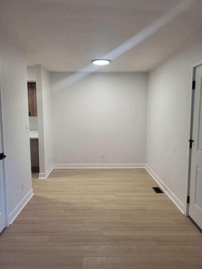 Building Photo - *Newly Renovated* Premium Style 2-Bedroom Apartment Home