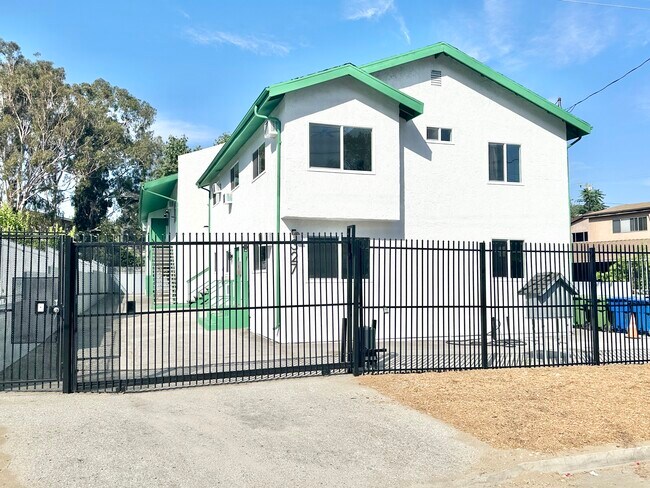 Building Photo - 327 S Ave 59