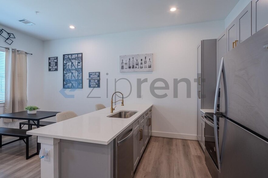 Building Photo - Unit B