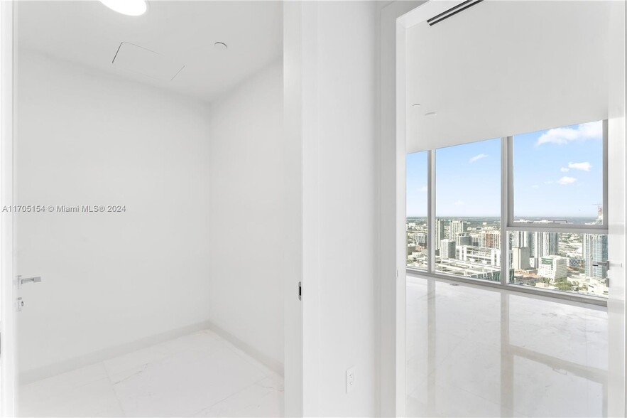 Building Photo - 300 Biscayne Boulevard Way